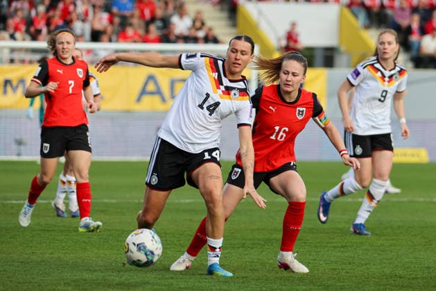 Ried im Innkreis, Österreich 18. April 2026: Frauen WM-Qualifikationsspiel Österreich vs. Deutschland - Länderspiel Im Bild: v.li. im Zweikampf Larissa Mühlhaus Muehlhaus (Deutschland) und Annabel Schasching (Österreich) Copyright: HMBxMedia MadeleinexFantini