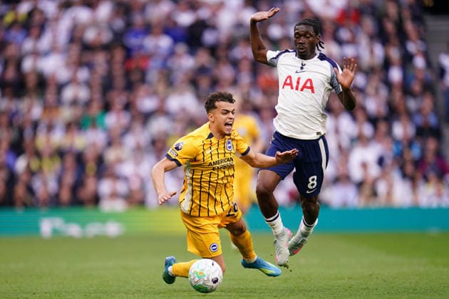 Premier League: Tottenham Hotspur v Brighton & Hove Albion Yves Bissouma of Tottenham Hotspur fouls Yasin Ayari of Brighton & Hove Albion during the Premier League match Tottenham Hotspur vs Brighton & Hove Albion at Tottenham Hotspur Stadium, London, United Kingdom on 18 April 2026 (Photo by Harvey Murphy News Images) Copyright: xHarveyxMurphy NewsxImagesx