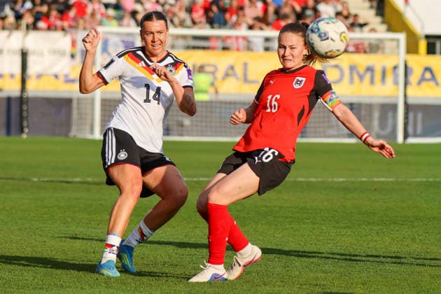 Ried im Innkreis, Österreich 18. April 2026: Frauen WM-Qualifikationsspiel Österreich vs. Deutschland - Länderspiel Im Bild: v.li. im Zweikampf Larissa Mühlhaus Muehlhaus (Deutschland) und Annabel Schasching (Österreich) Copyright: HMBxMedia MadeleinexFantini