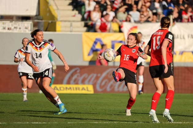Ried im Innkreis, Österreich 18. April 2026: Frauen WM-Qualifikationsspiel Österreich vs. Deutschland - Länderspiel Im Bild: v.li. Larissa Mühlhaus Muehlhaus (Deutschland) und Annabel Schasching (Österreich) Copyright: HMBxMedia MadeleinexFantini