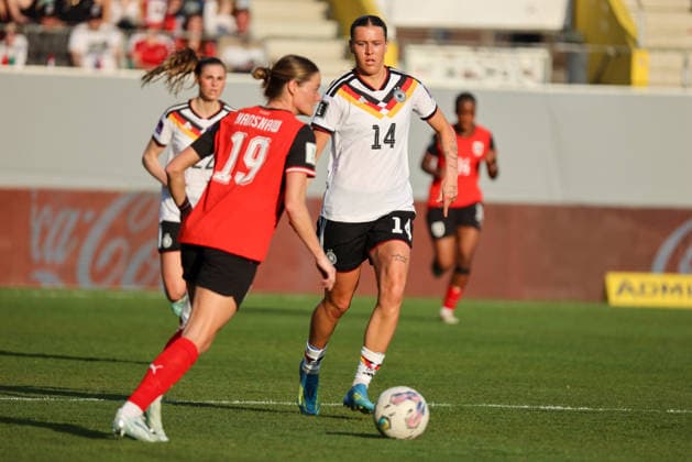 Ried im Innkreis, Österreich 18. April 2026: Frauen WM-Qualifikationsspiel Österreich vs. Deutschland - Länderspiel Im Bild: v.li. Verena Hanshaw (Österreich) und Larissa Mühlhaus Muehlhaus (Deutschland) Copyright: HMBxMedia MadeleinexFantini