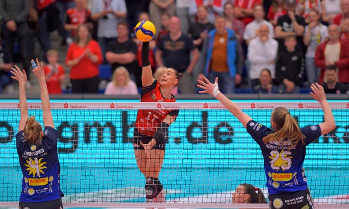 18.04.2026, Dresdens Lorena Lorber Fijok gegen Suhls Roosa Laakkonen und Monika Brancuscka, Volleyball, Damen, Finalrunde, Dresdner SC - VfB Suhl, (c) Dresden