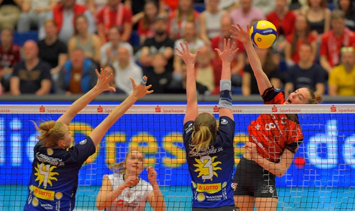 18.04.2026, Dresdens Jette Kuipers gegen Suhls Roosa Laakkonen und Lara Nagels, Volleyball, Damen, Finalrunde, Dresdner SC - VfB Suhl, (c) Dresden