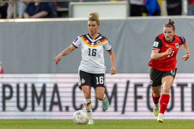 AUT, Ried im Innkreis, Fußball, Frauen WM Qualifikation, 4. Spieltag, Oesterreich vs. Deutschland im Bild v.l.: Linda Dallmann (Germany 16),Aktion mit Ball 18.04.2026, BWT X Oberoesterreichische Arena Ried im Innkreis UEFA REGULATIONS PROHIBIT ANY USE OF PHOTOGRAPHS AS IMAGE SEQUENCES AND OR QUASI-VIDEO, Copyright: HMBxMedia PaulxFritz