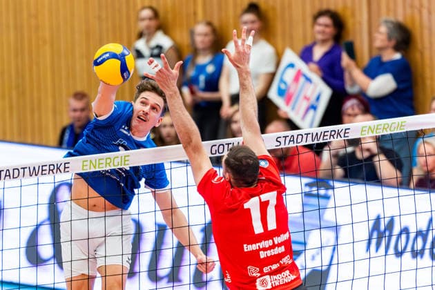 18.04.2026, GER, Volleyball, 2.BL Maenner Sued PlayOff (Best of 2 mit Golden Set), Saison 2025 2026, Blue Volleys Gotha - Enervigo Volleys Dresden Lauritz Jastrow (Blue Volleys Gotha), Fabian Schubert (Enervigo Volleys Dresden) 99867 Gotha Sporthalle Sportanlage Ernesti Thüringen Deutschland