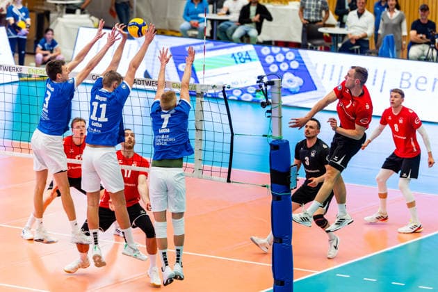 18.04.2026, GER, Volleyball, 2.BL Maenner Sued PlayOff (Best of 2 mit Golden Set), Saison 2025 2026, Blue Volleys Gotha - Enervigo Volleys Dresden Lukas Klapper (Enervigo Volleys Dresden), Christoph Assmann (Blue Volleys Gotha), Tim Wagner (Blue Volleys Gotha), Hannes Krochmann (Blue Volleys Gotha) 99867 Gotha Sporthalle Sportanlage Ernesti Thüringen Deutschland
