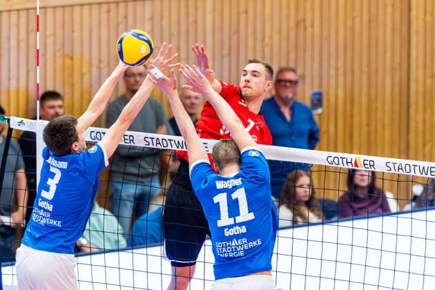 18.04.2026, GER, Volleyball, 2.BL Maenner Sued PlayOff (Best of 2 mit Golden Set), Saison 2025 2026, Blue Volleys Gotha - Enervigo Volleys Dresden Lukas Klapper (Enervigo Volleys Dresden), Christoph Assmann (Blue Volleys Gotha), Tim Wagner (Blue Volleys Gotha) 99867 Gotha Sporthalle Sportanlage Ernesti Thüringen Deutschland