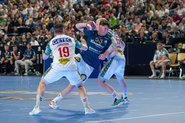 Elvar Orn Jonsson, Rueckraum, (SC Magdeburg 19), Soeren Steinhaus, Rueckraum (Bergischer Handball-Club 06 53), Magnus Saugstrup, Kreislaeufer, (SC Magdeburg 23), Bergischer HC - SC Magdeburg, DHB-Pokal Maenner, Herren, 5. Spieltag, Halbfinale, Daikin HBL, Lidl Final 4, 18.04.2026 Köln NRW Deutschland