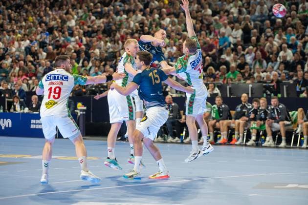 Lars Kooij, Kreislaeufer (Bergischer Handball-Club 06 15), Elvar Orn Jonsson, Rueckraum, (SC Magdeburg 19), Bergischer HC - SC Magdeburg, DHB-Pokal Maenner, Herren, 5. Spieltag, Halbfinale, Daikin HBL, Lidl Final 4, 18.04.2026 Köln NRW Deutschland