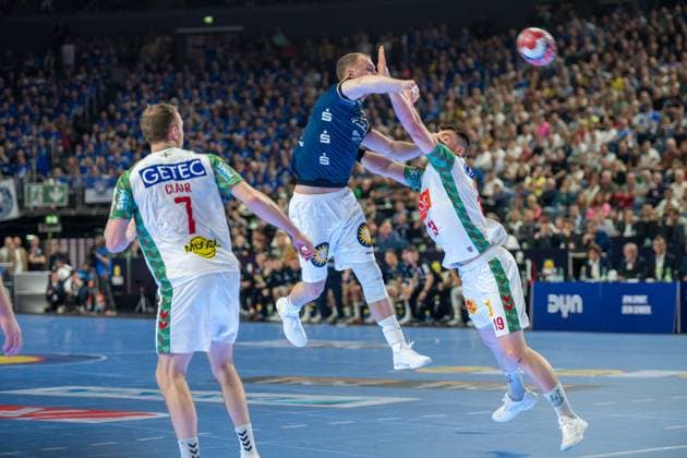 Fynn Hangstein, Rueckraum (Bergischer Handball-Club 06 10), Felix Claar, Rueckraum, (SC Magdeburg 7), Bergischer HC - SC Magdeburg, DHB-Pokal Maenner, Herren, 5. Spieltag, Halbfinale, Daikin HBL, Lidl Final 4, 18.04.2026 Köln NRW Deutschland