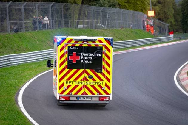 Sport Bilder des Tages NURBURG - An ambulance leaves the track during the ADAC 24h Nurburgring race at the Nurburgring on April 18, 2026, in Germany. (Photo by Jack Brekelmans EYE4IMAGES DeFodi Images) - *** NURBURG An ambulance leaves the track during the ADAC 24h Nurburgring race at the Nurburgring on April 18, 2026, in Germany Photo by Jack Brekelmans EYE4IMAGES DeFodi Images