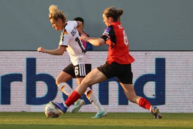 18.04.2026, Ried im Innkreis, AUT, Unterwegs in Oberösterreich, Fußball, FIFA WM-QualiÂfiÂkation Frauen, ÖsterÂreich vs DeutschÂland, im Bild Linda Dallmann, DFB, Barbara Dunst, AUT,