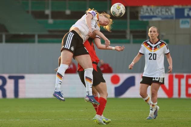 18.04.2026, Ried im Innkreis, AUT, Unterwegs in Oberösterreich, Fußball, FIFA WM-QualiÂfiÂkation Frauen, ÖsterÂreich vs DeutschÂland, im Bild Lea Schüller, Elisa Senß, DFB,