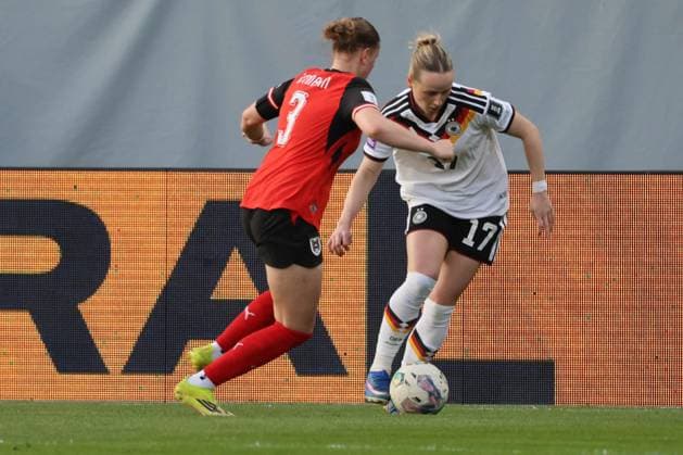 18.04.2026, Ried im Innkreis, AUT, Unterwegs in Oberösterreich, Fußball, FIFA WM-QualiÂfiÂkation Frauen, ÖsterÂreich vs DeutschÂland, im Bild Sarah Gutmann, AUT, Sophia Kleinherne,