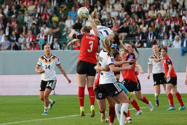 18.04.2026, Ried im Innkreis, AUT, Unterwegs in Oberösterreich, Fußball, FIFA WM-QualiÂfiÂkation Frauen, ÖsterÂreich vs DeutschÂland, im Bild Svenja Huth, Sarah Gutmann, AUT,