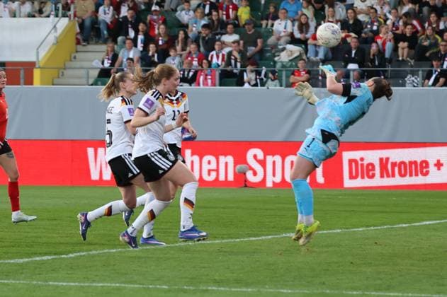 18.04.2026, Ried im Innkreis, AUT, Unterwegs in Oberösterreich, Fußball, FIFA WM-QualiÂfiÂkation Frauen, ÖsterÂreich vs DeutschÂland, im Bild Mariella El Sherif, AUT, Marina Hegering, Svenja Huth,