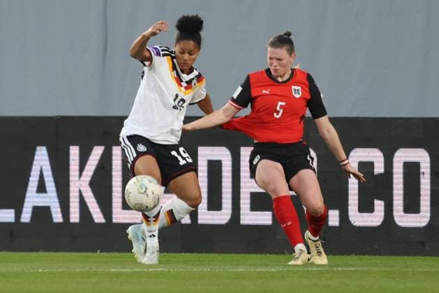 18.04.2026, Ried im Innkreis, AUT, Unterwegs in Oberösterreich, Fußball, FIFA WM-QualiÂ­fiÂ­kation Frauen, ÖsterÂ­reich vs DeutschÂ­land, im Bild Jule Brand, Claudia Wenger,