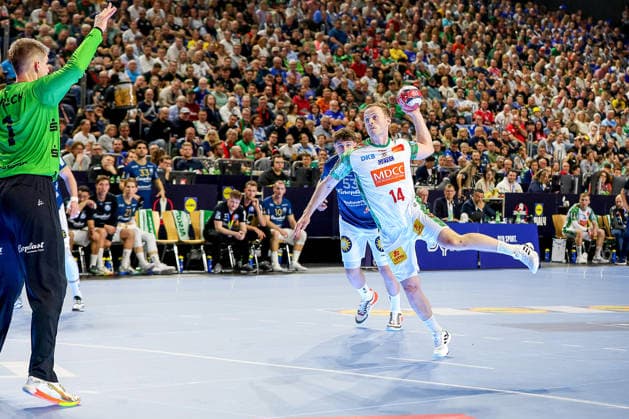 18.04.2026, xsscx, Handball, DHB-Pokal Lidl Final4, Halbfinale, Bergischer HC - SC Magdeburg, Saison 2025 2026 Herren, Lanxess Arena, Köln: Omar Ingi Magnusson (SC Magdeburg 14) beim Wurf gegen Christopher Rudeck (Bergischer HC 01) Photo: xSandraxScherningxPressefotoKochx Nordrhein-Westfalen Deutschland