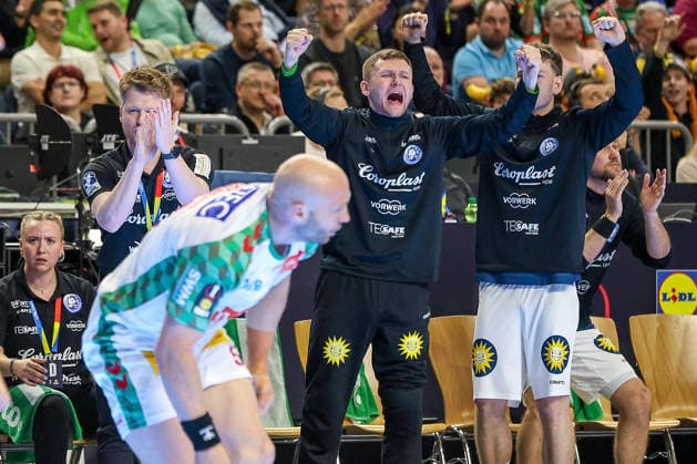 18.04.2026, xsscx, Handball, DHB-Pokal Lidl Final4, Halbfinale, Bergischer HC - SC Magdeburg, Saison 2025 2026 Herren, Lanxess Arena, Köln: Die Mannschaft des Bergischer HC jubelnd nach einem Treffer Photo: xSandraxScherningxPressefotoKochx Nordrhein-Westfalen Deutschland