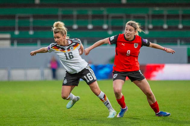 AUT, Ried im Innkreis, Fußball, Frauen WM Qualifikation, 4. Spieltag, Oesterreich vs. Deutschland im Bild v.l.: Linda Dallmann (Germany 16), Barbara Dunst (Austria 08), Zweikampf 18.04.2026, BWT X Oberoesterreichische Arena Ried im Innkreis UEFA REGULATIONS PROHIBIT ANY USE OF PHOTOGRAPHS AS IMAGE SEQUENCES AND OR QUASI-VIDEO, Copyright: HMBxMedia PaulxFritz