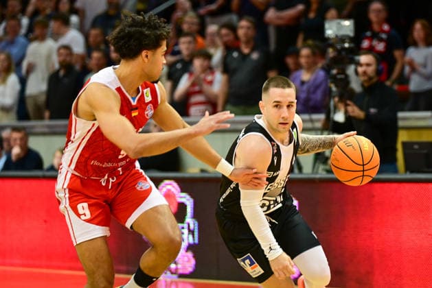 Maxi Begue, Adnan Arslanagic 2.Bundesliga Pro A, 32. Spieltag, 46ers, Basketball, Basketball Saison 2025 2026, BBL, Köln in rot, Deutschland, Giessen 46ers RheinStars Köln, Giessen in schwarz, Herren, Männer