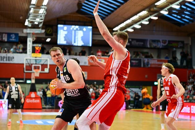 Till Gloger, Björn Rohwer 2.Bundesliga Pro A, 32. Spieltag, 46ers, Basketball, Basketball Saison 2025 2026, BBL, Köln in rot, Deutschland, Giessen 46ers RheinStars Köln, Giessen in schwarz, Herren, Männer