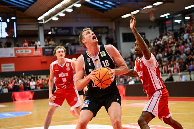 Till Gloger 2.Bundesliga Pro A, 32. Spieltag, 46ers, Basketball, Basketball Saison 2025 2026, BBL, Köln in rot, Deutschland, Giessen 46ers RheinStars Köln, Giessen in schwarz, Herren, Männer