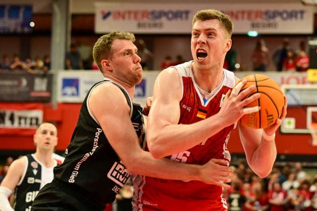 Till Gloger, Björn Rohwer 2.Bundesliga Pro A, 32. Spieltag, 46ers, Basketball, Basketball Saison 2025 2026, BBL, Köln in rot, Deutschland, Giessen 46ers RheinStars Köln, Giessen in schwarz, Herren, Männer