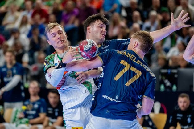 Köln, 18.04.2026, Handball, Herren, Lidl Final4, DHB Pokal, Halbfinale, Bergischer HC - SC Magdeburg Gisli Thorgeir Kristjansson (SC Magdeburg, 10) im Zweikampf mit Johannes Wasielewski (Bergischer HC, 77) Köln Lanxess Arena NRW Germany