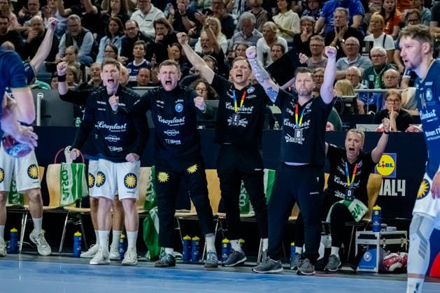 Köln, 18.04.2026, Handball, Herren, Lidl Final4, DHB Pokal, Halbfinale, Bergischer HC - SC Magdeburg Arnor Thor Gunnarsson (Bergischer HC) jubelt auf der Spielerbank mit den Spielern Köln Lanxess Arena NRW Germany