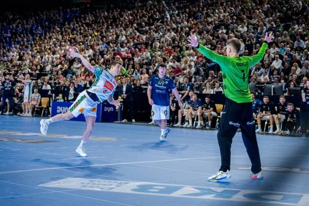 Köln, 18.04.2026, Handball, Herren, Lidl Final4, DHB Pokal, Halbfinale, Bergischer HC - SC Magdeburg Manuel Zehnder (SC Magdeburg, 8) beim 7-Meter gegen Christopher Rudeck (Bergischer HC, 1) Köln Lanxess Arena NRW Germany