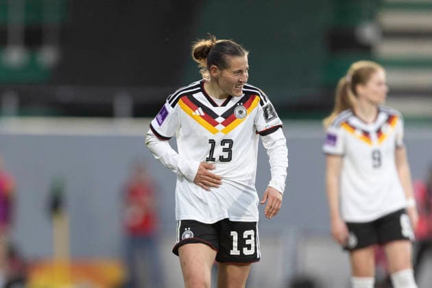 AUT, Ried im Innkreis, Fußball, Frauen WM Qualifikation, 4. Spieltag, Oesterreich vs. Deutschland im Bild v.l.: Carlotta Wamser (Germany 13), mit schmerzverzerrtem Gesicht 18.04.2026, BWT X Oberoesterreichische Arena Ried im Innkreis UEFA REGULATIONS PROHIBIT ANY USE OF PHOTOGRAPHS AS IMAGE SEQUENCES AND OR QUASI-VIDEO, Copyright: HMBxMedia PaulxFritz