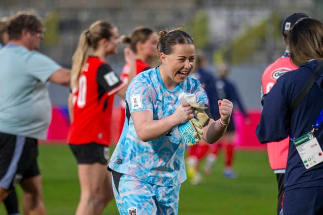 AUT, Ried im Innkreis, Fußball, Frauen WM Qualifikation, 4. Spieltag, Oesterreich vs. Deutschland im Bild v.l.: Mariella El Sherif (Austria 01), jubelnd, nach Abpfiff, Emotion , lachend 18.04.2026, BWT X Oberoesterreichische Arena Ried im Innkreis UEFA REGULATIONS PROHIBIT ANY USE OF PHOTOGRAPHS AS IMAGE SEQUENCES AND OR QUASI-VIDEO, Copyright: HMBxMedia PaulxFritz