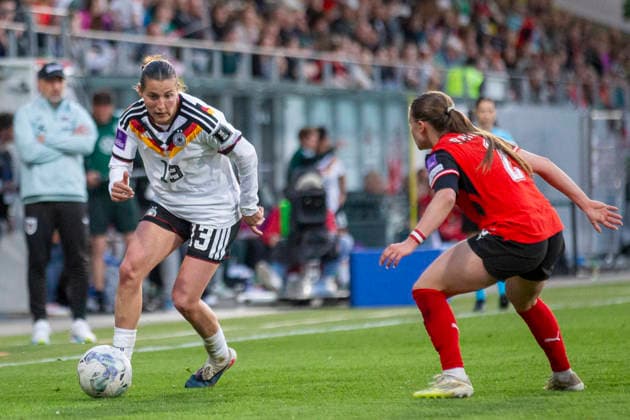 AUT, Ried im Innkreis, Fußball, Frauen WM Qualifikation, 4. Spieltag, Oesterreich vs. Deutschland im Bild v.l.: Carlotta Wamser (Germany 13), Chiara D Angelo (Austria 02), Zweikampf 18.04.2026, BWT X Oberoesterreichische Arena Ried im Innkreis UEFA REGULATIONS PROHIBIT ANY USE OF PHOTOGRAPHS AS IMAGE SEQUENCES AND OR QUASI-VIDEO, Copyright: HMBxMedia PaulxFritz