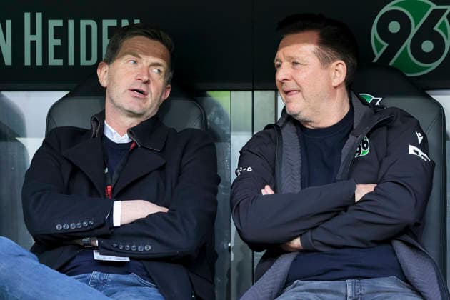 Sportdirektor Ralf Becker (Hannover 96) und Trainer Christian Titz (Hannover 96) unterhalten sich, 2. Bundesliga, Hannover 96 v SC Paderborn 07, Heinz von Heiden Arena am 18. April 2026 in Hannover, Deutschland. (Foto von Marco Steinbrenner DeFodi Images) Sportdirektor Ralf Becker (Hannover 96) und Trainer Christian Titz (Hannover 96) talk together, 2. Bundesliga, Hannover 96 v SC Paderborn 07, Heinz von Heiden Arena, April 18, 2026 in Hanover, Germany. (Photo by Marco Steinbrenner DeFodi Images) -