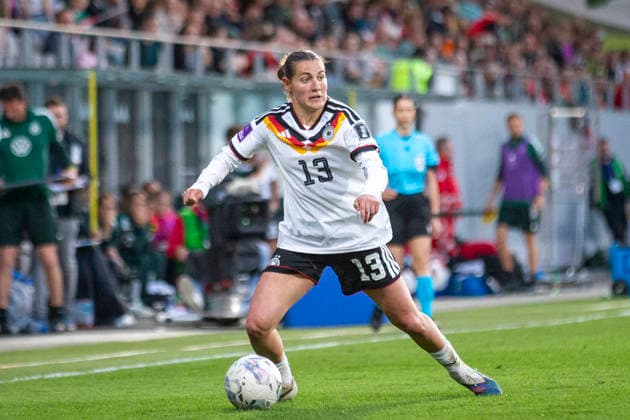 AUT, Ried im Innkreis, Fußball, Frauen WM Qualifikation, 4. Spieltag, Oesterreich vs. Deutschland im Bild v.l.: Carlotta Wamser (Germany 13), Aktion mit Ball 18.04.2026, BWT X Oberoesterreichische Arena Ried im Innkreis UEFA REGULATIONS PROHIBIT ANY USE OF PHOTOGRAPHS AS IMAGE SEQUENCES AND OR QUASI-VIDEO, Copyright: HMBxMedia PaulxFritz