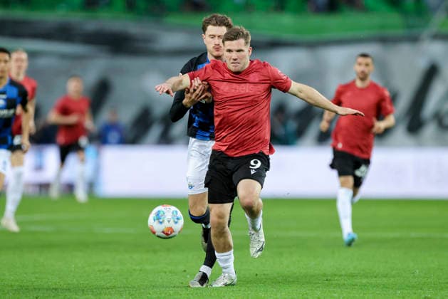 Benjamin Kaellmann (Hannover 96) und Calvin Brackelmann (SC Paderborn 07) kaempfen um den Ball, 2. Bundesliga, Hannover 96 v SC Paderborn 07, Heinz von Heiden Arena am 18. April 2026 in Hannover, Deutschland. (Foto von Marco Steinbrenner DeFodi Images) Benjamin Kaellmann (Hannover 96) und Calvin Brackelmann (SC Paderborn 07) battle for the ball, 2. Bundesliga, Hannover 96 v SC Paderborn 07, Heinz von Heiden Arena, April 18, 2026 in Hanover, Germany. (Photo by Marco Steinbrenner DeFodi Images) -
