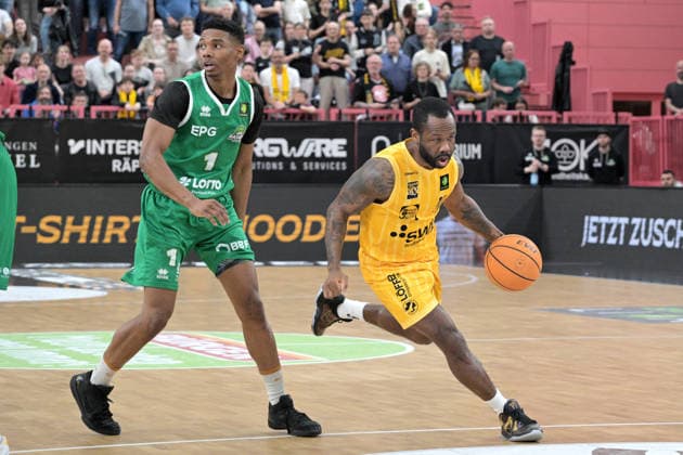 Jordan Nathaniel Johnson (Tigers Tuebingen, 11) im Zweikampf mit Julian Lamont Larry (EPG Baskets Koblenz, 01) Tigers Tuebingen vs. EPG Baskets Koblenz Basketball, 2.Barmer Basketball Bundesliga, 32.Spieltag, Saison 2025 2026, 18.04.2026 Tigers Tuebingen vs. EPG Baskets Koblenz Basketball, 2.Barmer Basketball Bundesliga, 32.Spieltag, Saison 2025 2026, 18.04.2026 Tuebingen Copyright: xEibner-Pressefoto TobiasxBaurx EP_TBR