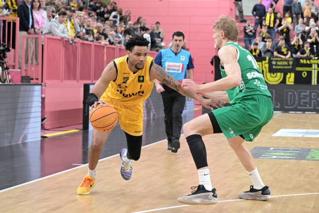 Bernard Joel Pelote III (Tigers Tuebingen, 01) im Zweikampf mit Jannis Sonnefeld (EPG Baskets Koblenz, 14) Tigers Tuebingen vs. EPG Baskets Koblenz Basketball, 2.Barmer Basketball Bundesliga, 32.Spieltag, Saison 2025 2026, 18.04.2026 Tigers Tuebingen vs. EPG Baskets Koblenz Basketball, 2.Barmer Basketball Bundesliga, 32.Spieltag, Saison 2025 2026, 18.04.2026 Tuebingen Copyright: xEibner-Pressefoto TobiasxBaurx EP_TBR