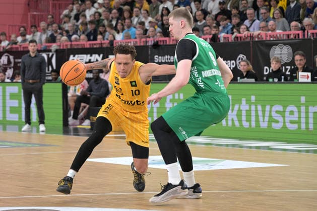 Isaiah Jevon Sanders (Tigers Tuebingen, 10) im Zweikampf mit Jonas Niedermanner (EPG Baskets Koblenz, 09) Tigers Tuebingen vs. EPG Baskets Koblenz Basketball, 2.Barmer Basketball Bundesliga, 32.Spieltag, Saison 2025 2026, 18.04.2026 Tigers Tuebingen vs. EPG Baskets Koblenz Basketball, 2.Barmer Basketball Bundesliga, 32.Spieltag, Saison 2025 2026, 18.04.2026 Tuebingen Copyright: xEibner-Pressefoto TobiasxBaurx EP_TBR