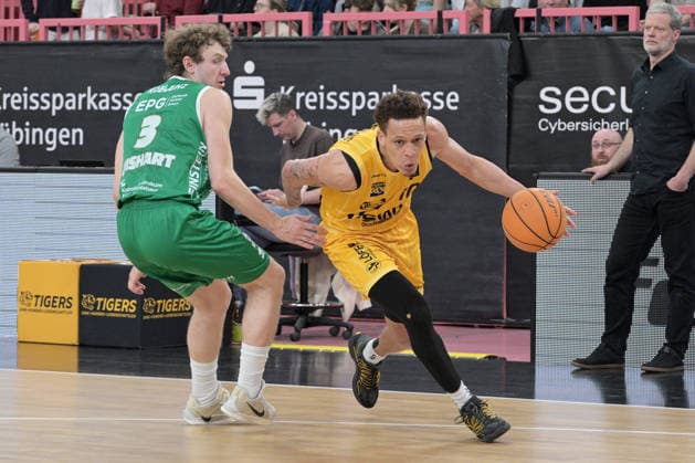 Isaiah Jevon Sanders (Tigers Tuebingen, 10) im Zweikampf mit Calvin Wishart (EPG Baskets Koblenz, 03) Tigers Tuebingen vs. EPG Baskets Koblenz Basketball, 2.Barmer Basketball Bundesliga, 32.Spieltag, Saison 2025 2026, 18.04.2026 Tigers Tuebingen vs. EPG Baskets Koblenz Basketball, 2.Barmer Basketball Bundesliga, 32.Spieltag, Saison 2025 2026, 18.04.2026 Tuebingen Copyright: xEibner-Pressefoto TobiasxBaurx EP_TBR