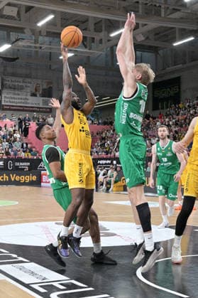 Jordan Nathaniel Johnson (Tigers Tuebingen, 11) im Zweikampf mit Jannis Sonnefeld (EPG Baskets Koblenz, 14) Tigers Tuebingen vs. EPG Baskets Koblenz Basketball, 2.Barmer Basketball Bundesliga, 32.Spieltag, Saison 2025 2026, 18.04.2026 Tigers Tuebingen vs. EPG Baskets Koblenz Basketball, 2.Barmer Basketball Bundesliga, 32.Spieltag, Saison 2025 2026, 18.04.2026 Tuebingen Copyright: xEibner-Pressefoto TobiasxBaurx EP_TBR