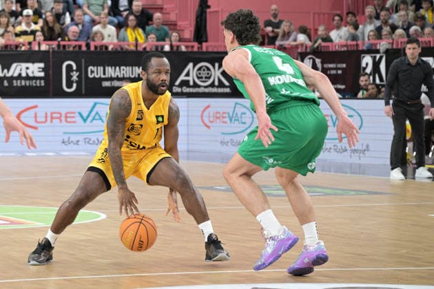 Jordan Nathaniel Johnson (Tigers Tuebingen, 11) im Zweikampf mit Aleksa Kovacevic (EPG Baskets Koblenz, 4) Tigers Tuebingen vs. EPG Baskets Koblenz Basketball, 2.Barmer Basketball Bundesliga, 32.Spieltag, Saison 2025 2026, 18.04.2026 Tigers Tuebingen vs. EPG Baskets Koblenz Basketball, 2.Barmer Basketball Bundesliga, 32.Spieltag, Saison 2025 2026, 18.04.2026 Tuebingen Copyright: xEibner-Pressefoto TobiasxBaurx EP_TBR