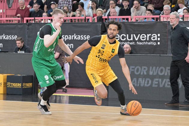 Miles Lamar Tention (Tigers Tuebingen, 03) im Zweikampf mit Jonas Niedermanner (EPG Baskets Koblenz, 09) Tigers Tuebingen vs. EPG Baskets Koblenz Basketball, 2.Barmer Basketball Bundesliga, 32.Spieltag, Saison 2025 2026, 18.04.2026 Tigers Tuebingen vs. EPG Baskets Koblenz Basketball, 2.Barmer Basketball Bundesliga, 32.Spieltag, Saison 2025 2026, 18.04.2026 Tuebingen Copyright: xEibner-Pressefoto TobiasxBaurx EP_TBR