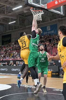 Melkisedek Kwaku Moreaux (Tigers Tuebingen, 23) im Zweikampf mit Jonas Niedermanner (EPG Baskets Koblenz, 09) Tigers Tuebingen vs. EPG Baskets Koblenz Basketball, 2.Barmer Basketball Bundesliga, 32.Spieltag, Saison 2025 2026, 18.04.2026 Tigers Tuebingen vs. EPG Baskets Koblenz Basketball, 2.Barmer Basketball Bundesliga, 32.Spieltag, Saison 2025 2026, 18.04.2026 Tuebingen Copyright: xEibner-Pressefoto TobiasxBaurx EP_TBR