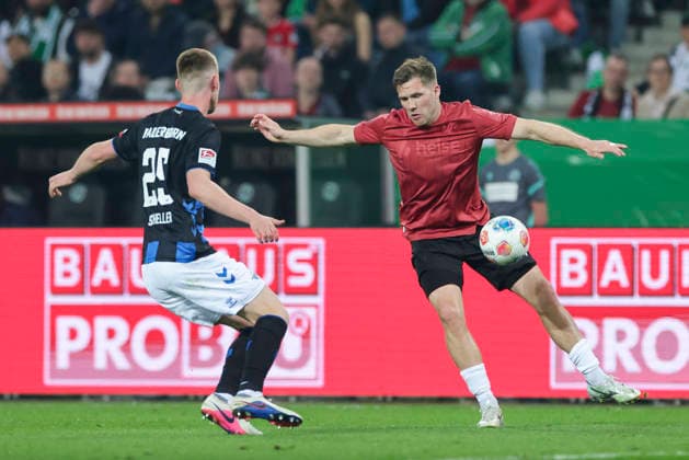 Tjark Scheller (SC Paderborn 07) und Benjamin Kaellmann (Hannover 96) kaempfen um den Ball, 2. Bundesliga, Hannover 96 v SC Paderborn 07, Heinz von Heiden Arena am 18. April 2026 in Hannover, Deutschland. (Foto von Marco Steinbrenner DeFodi Images) Tjark Scheller (SC Paderborn 07) und Benjamin Kaellmann (Hannover 96) battle for the ball, 2. Bundesliga, Hannover 96 v SC Paderborn 07, Heinz von Heiden Arena, April 18, 2026 in Hanover, Germany. (Photo by Marco Steinbrenner DeFodi Images) -