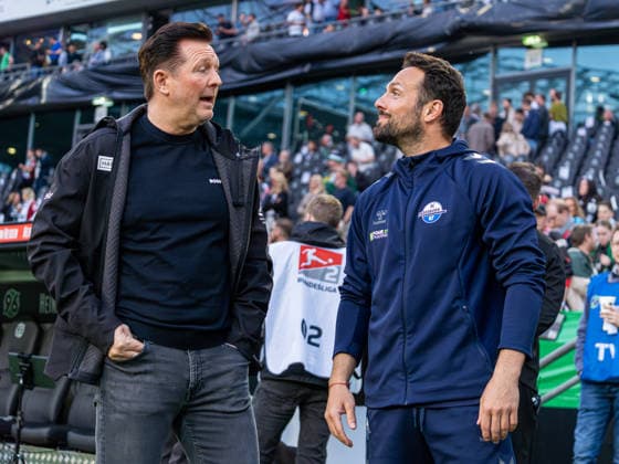 Christian Titz (Hannover 96, Trainer) und Ralf Kettemann (SC Paderborn, Trainer) sprechen und lachen miteinander Hannover 96 vs. SC Paderborn, Fussball, 2. Bundesliga, 30. Spieltag, Saison 2025 2026, 18.04.2026 DFL REGULATIONS PROHIBIT ANY USE OF PHOTOGRAPHS AS IMAGE SEQUENCES AND OR QUASI-VIDEO, Hannover 96 vs. SC Paderborn, Fussball, 2. Bundesliga, 30. Spieltag, Saison 2025 2026, 18.04.2026 Hannover