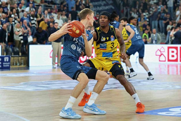 v. li. im Zweikampf, Niklas Wuerzner (MLP Academics Heidelberg, 02),Stef Smith (MHP Ludwigsburg Riesen, 3) GER, MLP Academics Heidelberg vs. MHP Riesen Ludwigsburg, Basketball, easycredit Basketball Bundesliga, 30.Spieltag, Saison, 2025 2026, 18.04.2026 GER, MLP Academics Heidelberg vs. MHP Riesen Ludwigsburg, Basketball, easycredit Basketball Bundesliga, 30.Spieltag, Saison, 2025 2026, 18.04.2026 Heidelberg Copyright: xEibner-Pressefoto JoergxHirschx EP_JHH