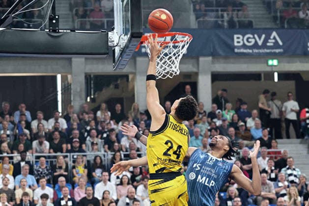 v.li. Brandon Tischler (MHP Ludwigsburg Riesen, 24) beim Dunk gegen Osun Osunniyi (MLP Academics Heidelberg, 12) GER, MLP Academics Heidelberg vs. MHP Riesen Ludwigsburg, Basketball, easycredit Basketball Bundesliga, 30.Spieltag, Saison, 2025 2026, 18.04.2026 GER, MLP Academics Heidelberg vs. MHP Riesen Ludwigsburg, Basketball, easycredit Basketball Bundesliga, 30.Spieltag, Saison, 2025 2026, 18.04.2026 Heidelberg Copyright: xEibner-Pressefoto JoergxHirschx EP_JHH