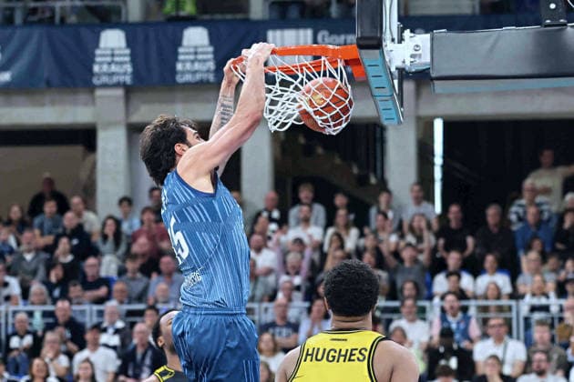 Marcel Keßen (MLP Academics Heidelberg, 15) beim Dunk. GER, MLP Academics Heidelberg vs. MHP Riesen Ludwigsburg, Basketball, easycredit Basketball Bundesliga, 30.Spieltag, Saison, 2025 2026, 18.04.2026 GER, MLP Academics Heidelberg vs. MHP Riesen Ludwigsburg, Basketball, easycredit Basketball Bundesliga, 30.Spieltag, Saison, 2025 2026, 18.04.2026 Heidelberg Copyright: xEibner-Pressefoto JoergxHirschx EP_JHH